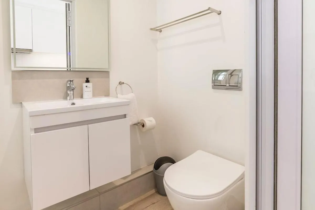 Woodstock Gem: Mountain Views Pool Access Apartment Cape Town