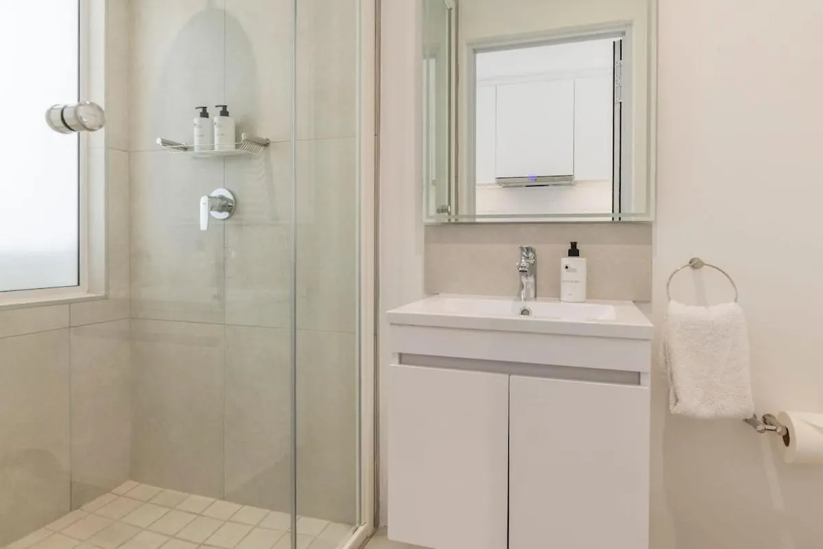 Woodstock Gem: Mountain Views Pool Access Apartment Cape Town
